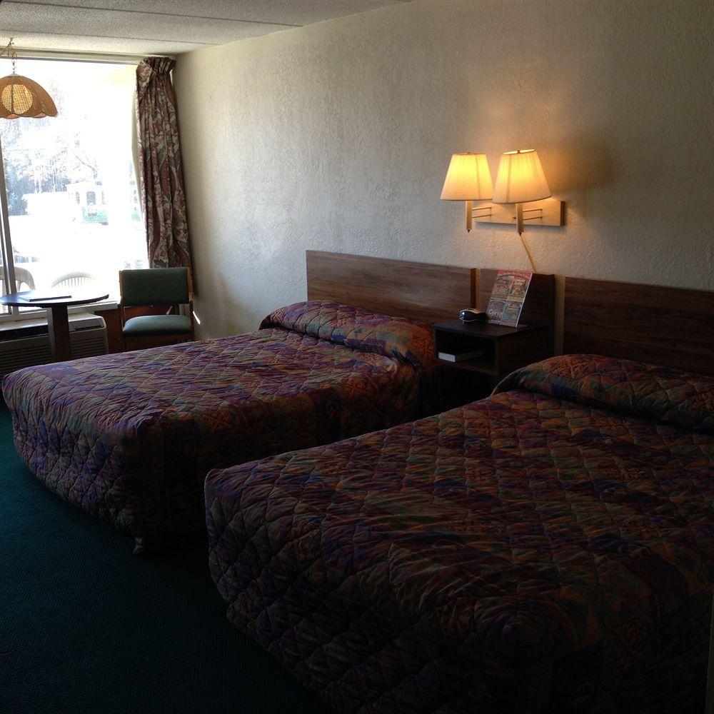 Conner Hill Motor Lodge Пиджен Фордж Екстериор снимка